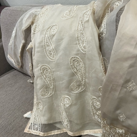 Like new girl 6  to 7 party dresses  Pakistani boutique - Picture 9 of 11